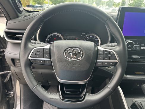 Used 2023 Toyota Highlander XSE AWD/4WD image 16