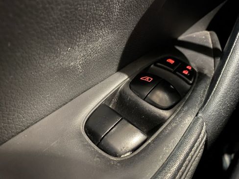 Used 2018 Nissan Rogue SV w/ Premium Package FWD image 9