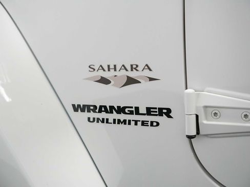Used 2017 Jeep Wrangler Unlimited Sahara w/ Connectivity Group AWD/4WD image 12