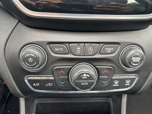 Used 2019 Jeep Cherokee Limited FWD image 31
