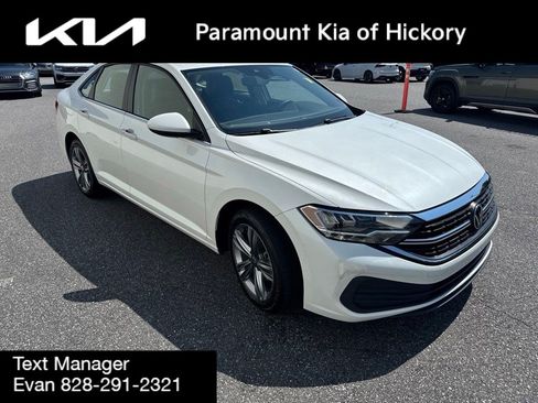 Used 2023 Volkswagen Jetta SE FWD image 3