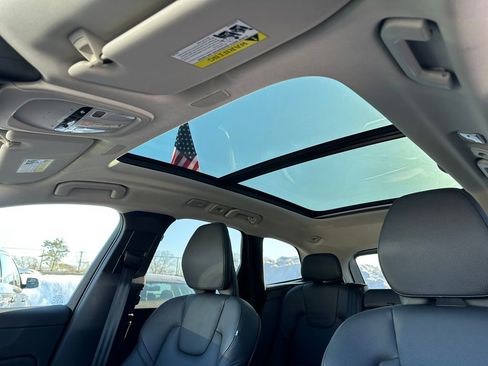 Used 2022 Volvo XC60 B5 Momentum w/ Climate Package image 18