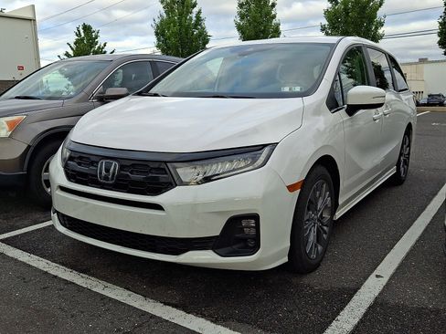 Used 2025 Honda Odyssey Touring image 2