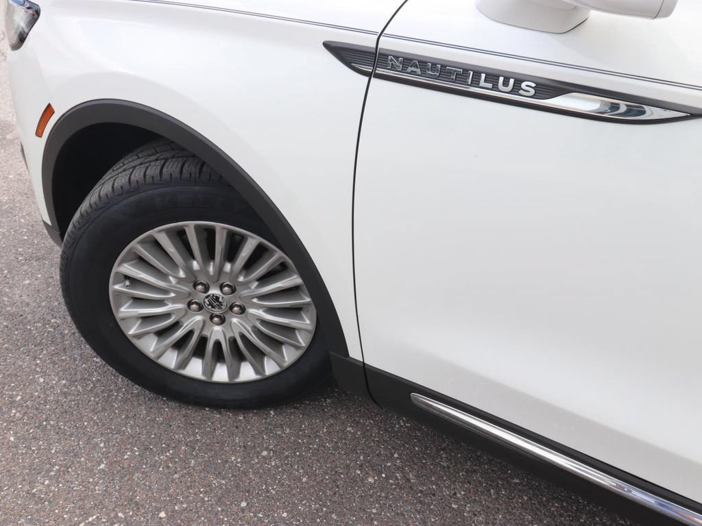 Used 2020 Lincoln Nautilus FWD image 3
