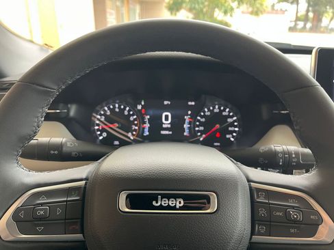 Used 2025 Jeep Compass Limited image 29