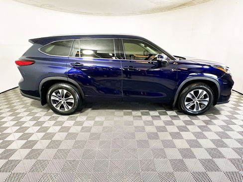 Used 2020 Toyota Highlander XLE image 2