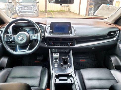Used 2023 Nissan Rogue SV w/ SV Premium B Package FWD image 2