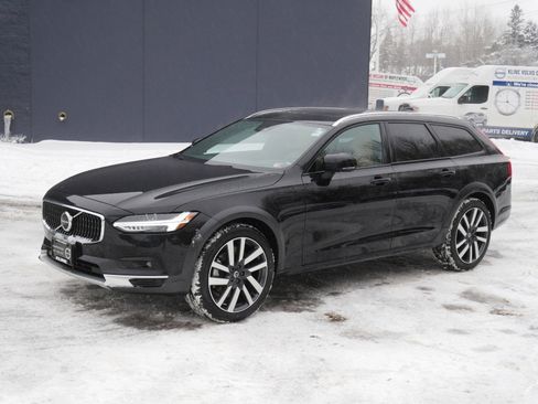 Certified 2024 Volvo V90 B6 Cross Country Ultimate w/ Protection Package Premier image 3