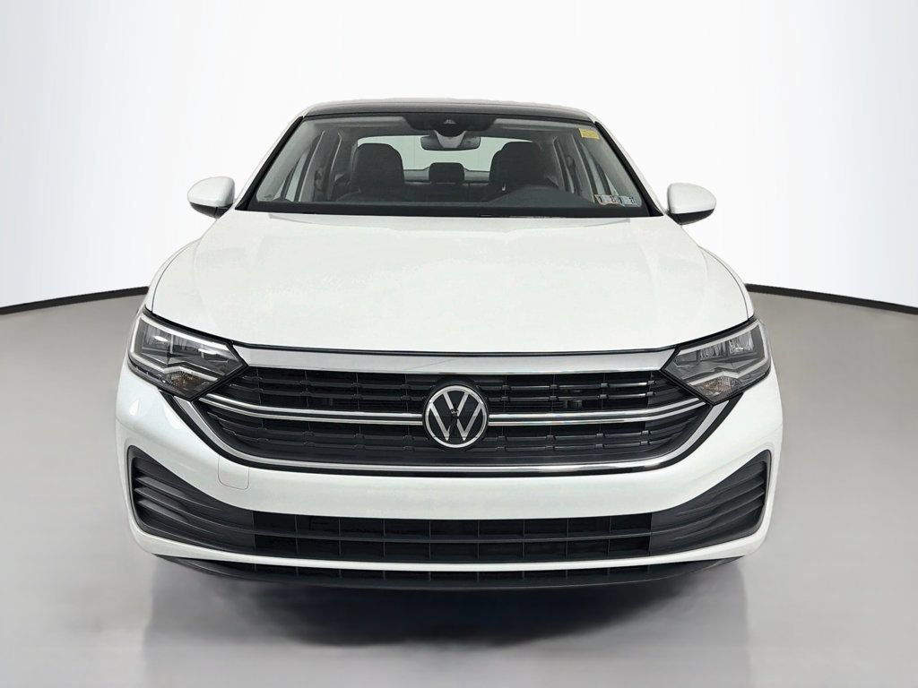 Used 2024 Volkswagen Jetta SE FWD image 2