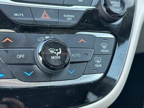 Used 2018 Chrysler Pacifica Touring-L Plus FWD image 29