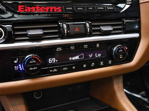 Used 2024 Nissan Pathfinder Platinum w/ Black Appearance Package AWD/4WD image 19