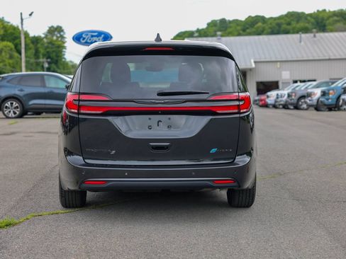 Used 2024 Chrysler Pacifica Limited FWD image 6
