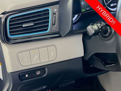 Certified 2017 Kia Niro Touring image 11