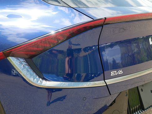 Certified 2022 Kia EV6 Wind w/ Wind Technology Package AWD/4WD image 17