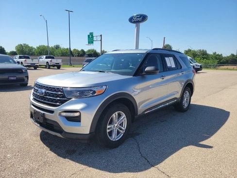 Used 2024 Ford Explorer XLT w/ Equipment Group 202A AWD/4WD image 18