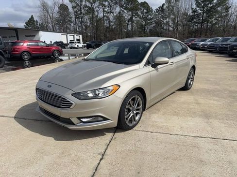 Used 2017 Ford Fusion SE w/ Equipment Group 201A image 3