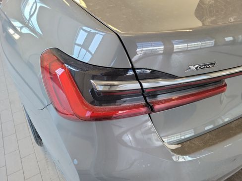 Used 2022 BMW 750i xDrive w/ M Sport Package image 11