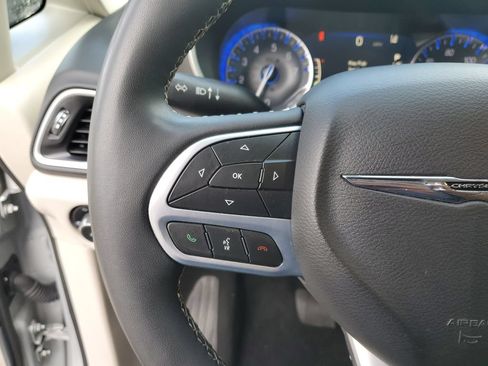 Used 2024 Chrysler Pacifica Touring-L FWD image 20