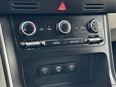 Used 2024 Kia Carnival LX image 20