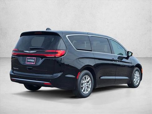 Used 2025 Chrysler Pacifica Select FWD image 5