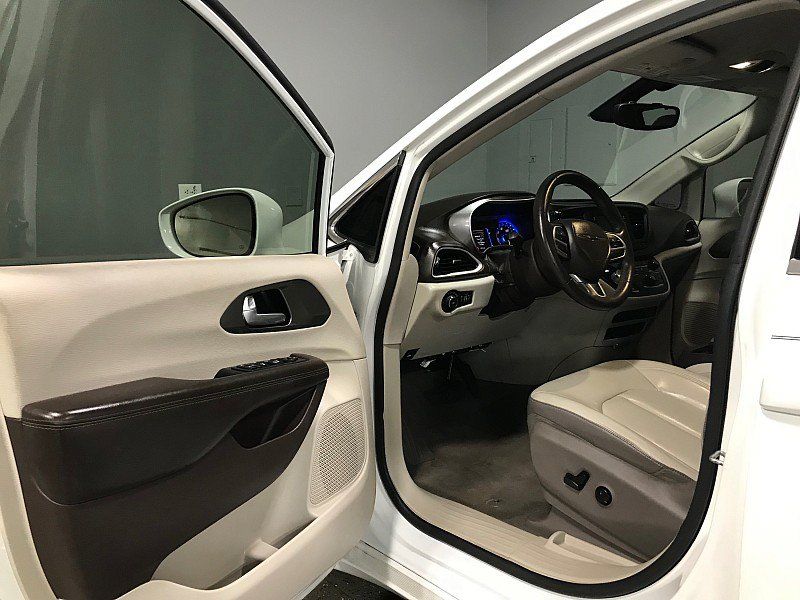 Used 2017 Chrysler Pacifica Touring-L FWD image 9