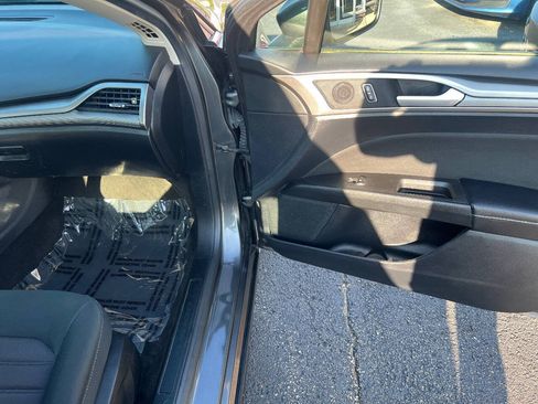 Used 2020 Ford Fusion SE FWD image 29