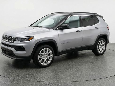 Used 2025 Jeep Compass Limited AWD/4WD image 3