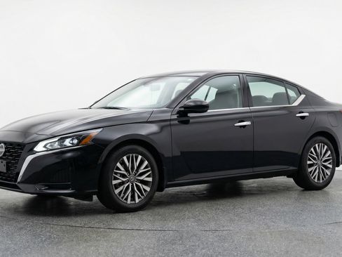 Used 2025 Nissan Altima 2.5 SV image 3
