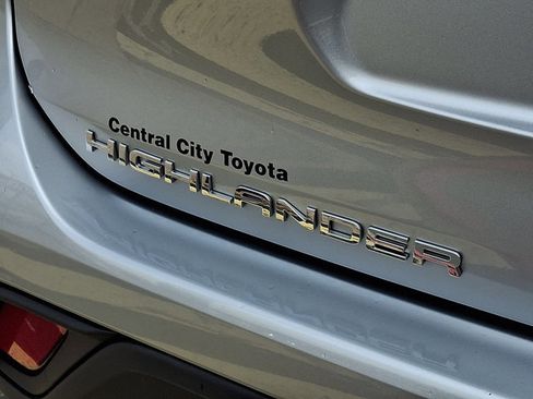Certified 2025 Toyota Highlander LE AWD/4WD image 30