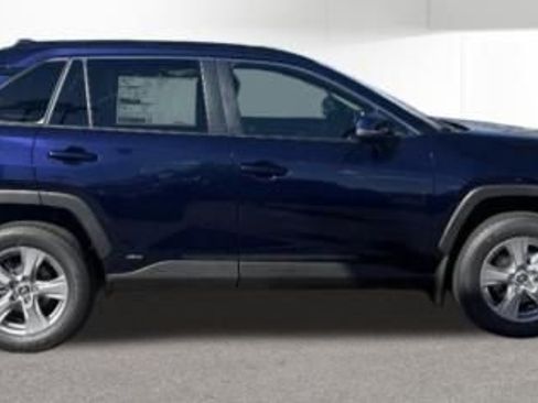Used 2025 Toyota RAV4 XLE AWD/4WD image 2