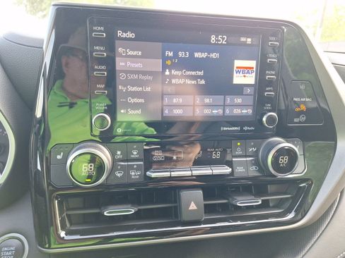 Used 2020 Toyota Highlander XLE image 27