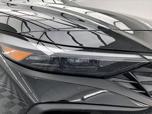 Used 2025 Hyundai Elantra SE image 29