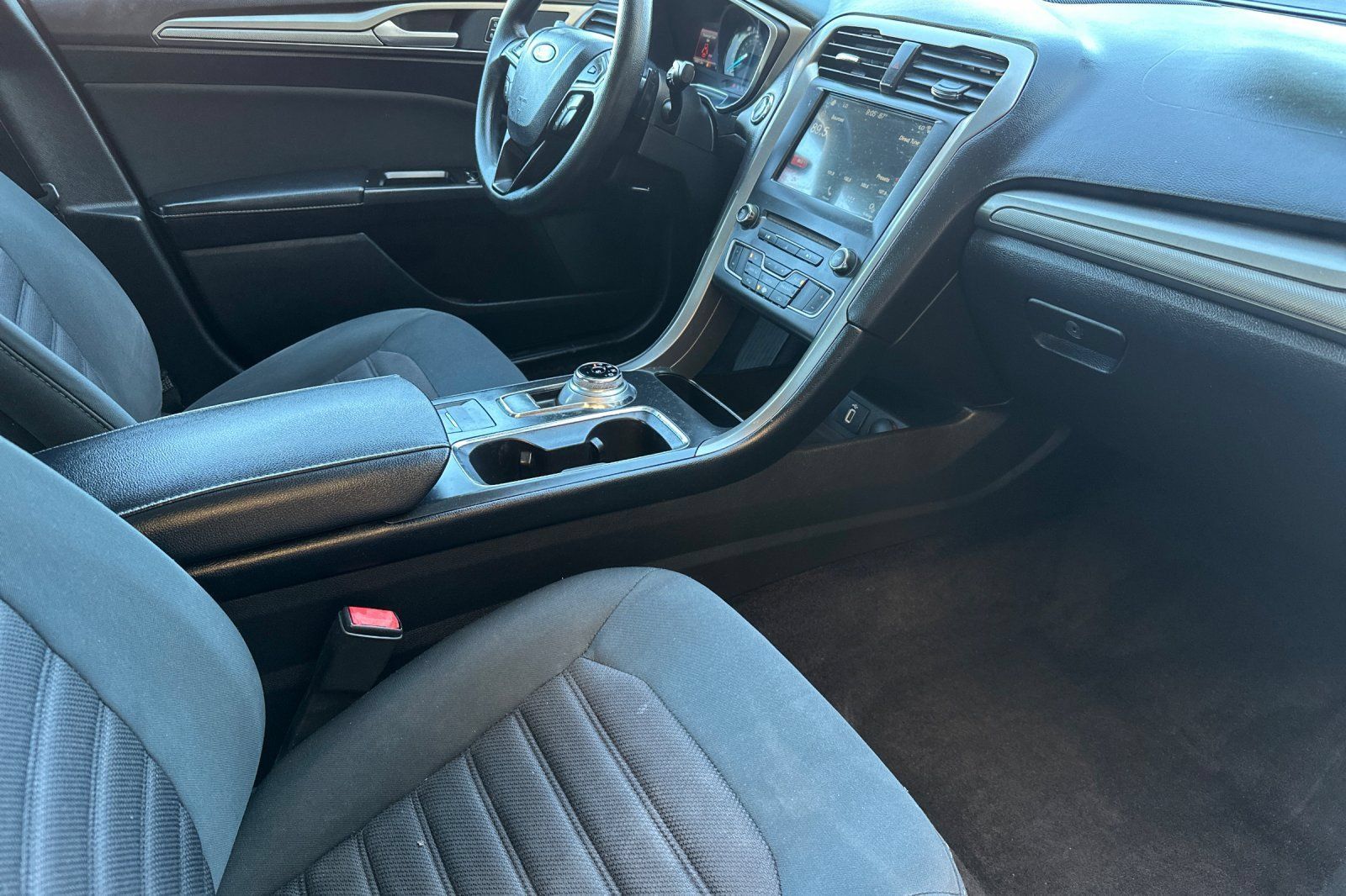 Used 2017 Ford Fusion SE w/ Fusion SE Technology Package FWD image 19