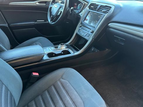 Used 2017 Ford Fusion SE w/ Fusion SE Technology Package FWD image 19