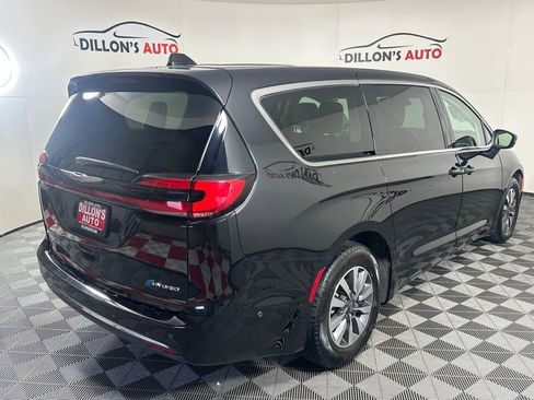 Used 2023 Chrysler Pacifica Touring-L FWD image 7