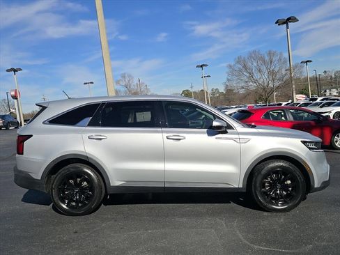Used 2022 Kia Sorento LX image 2
