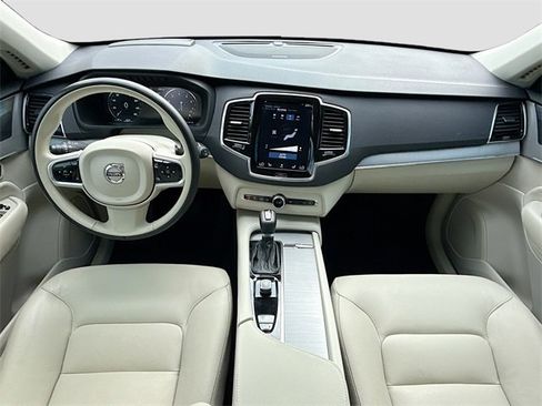 Used 2022 Volvo XC90 T5 Momentum w/ Advanced Package image 16