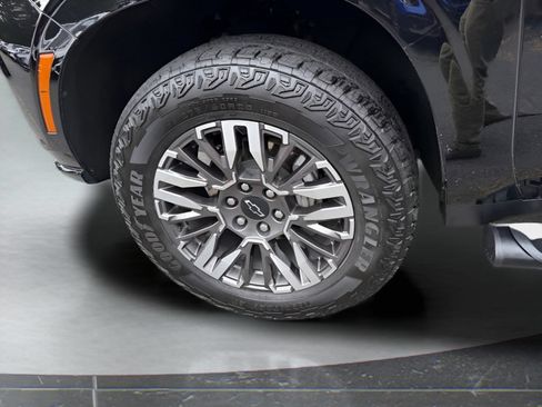 Used 2025 Chevrolet Suburban Z71 AWD/4WD image 15