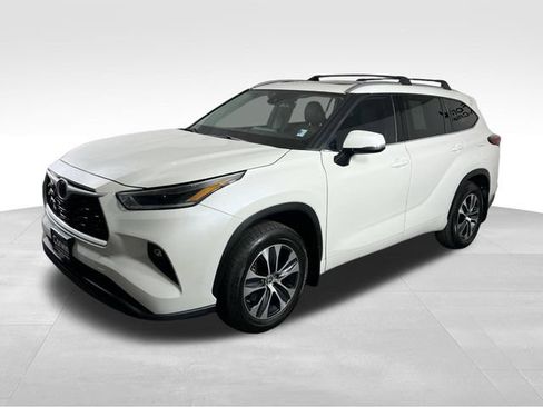 Used 2021 Toyota Highlander XLE AWD/4WD image 6