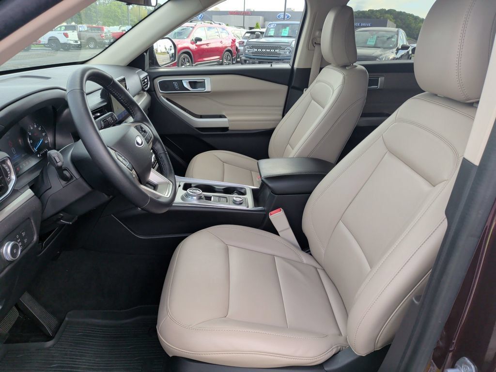 Certified 2022 Ford Explorer XLT w/ Equipment Group 202A AWD/4WD image 4