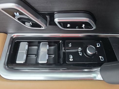 Certified 2025 Land Rover Range Rover Long Wheelbase Autobiography image 28