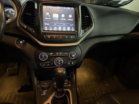 Used 2018 Jeep Cherokee Limited w/ Technology Group image 17