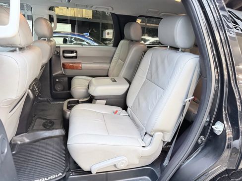 Used 2018 Toyota Sequoia Platinum image 29