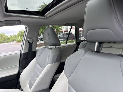 Used 2019 Toyota RAV4 XLE Premium w/ Cold Weather Package FWD image 8