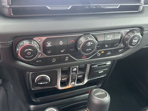 New 2026 Jeep Gladiator Sahara image 5