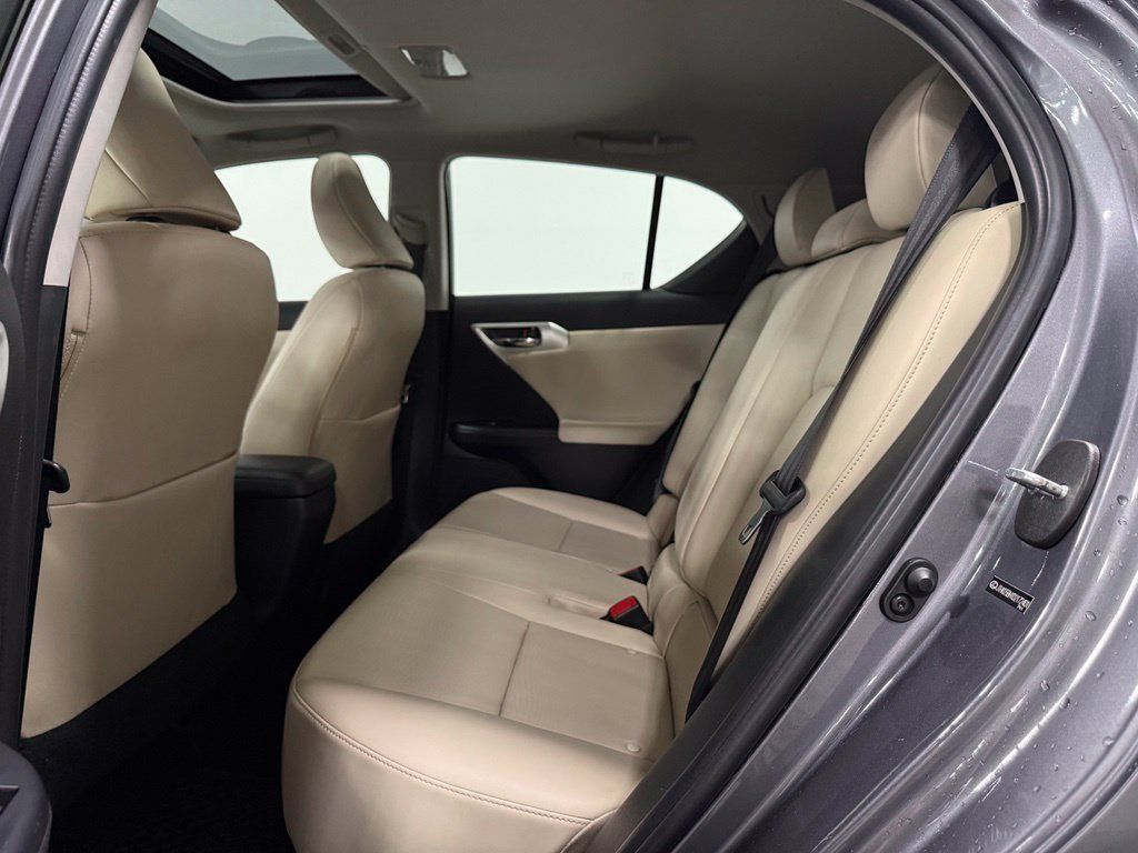 Used 2013 Lexus CT 200h w/ Premium Pkg w/Navigation FWD image 10
