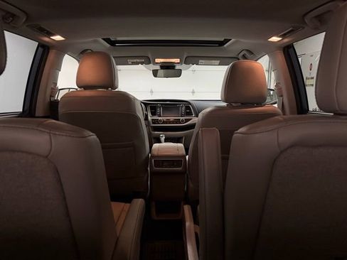 Used 2019 Toyota Highlander SE image 9