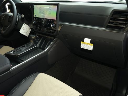 Used 2026 Lexus GX 550 w/ Accessory Package (32) image 5