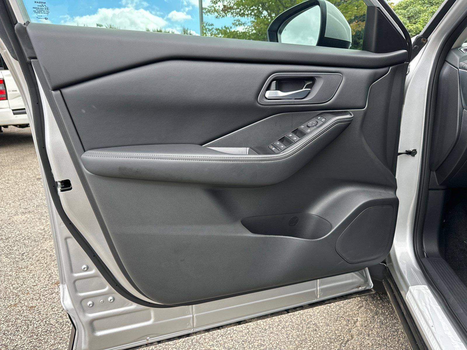 Used 2025 Nissan Rogue SV FWD image 11