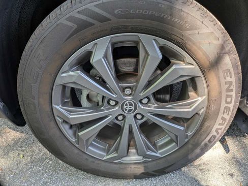 Used 2022 Toyota RAV4 XLE Premium AWD/4WD image 24